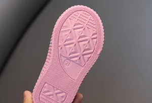 Gros plan détaillé de la semelle rose antidérapante en caoutchouc des baskets enfant
