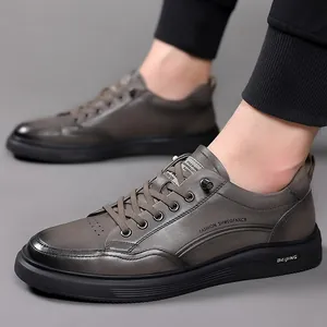 Stijlvolle casual herensneakers van echt leer met dikke zwarte zolen en grijze bovendeel