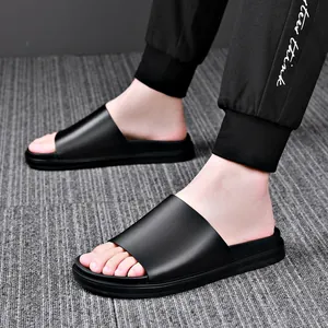 Bequeme Herren-Sandalen aus schwarzem Leder mit weicher Sohle für den Strand