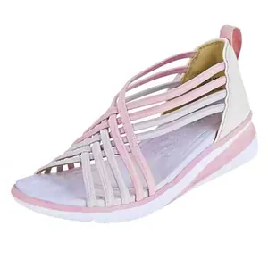 Vista lateral detallada de las sandalias de cuña con tiras cruzadas rosa y blanco