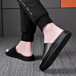 Elegante schwarze Leder-Herrensandalen mit weicher Sohle für Strand und Sommerfreizeit