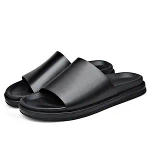 Minimalistische mattschwarze Leder-Pantoletten für Herren mit weicher, bequemer Polstersohle