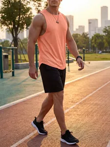 Dettaglio di una canotta fitness in mesh arancione traspirante su un modello all'aperto