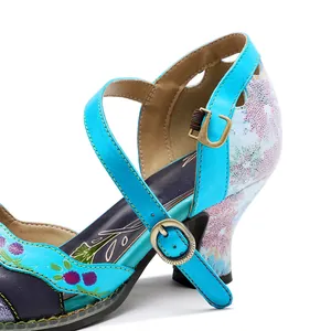 Dettaglio macro di scarpa con tacco in pelle fatta a mano con ricamo floreale vivace