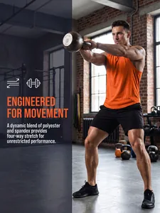 Scatto d'azione professionale di un uomo in canotta arancione che usa i pesi kettlebell