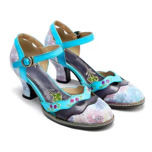 Dettaglio delle scarpe con tacco in vera pelle fatte a mano in stile retrò color-block.