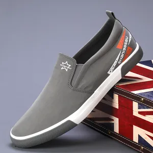 Mocassins gris décontractés pour hommes avec semelle intercalaire blanche et tige en tissu respirant