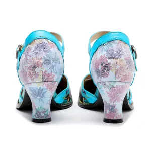 Vista posteriore dettagliata di scarpe vintage in pelle con stampa floreale e bordi blu