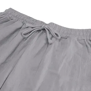 Gros plan de la taille élastique et du cordon sur le pantalon en lin gris pour hommes