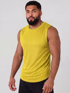 Vista dettagliata di una canotta fitness gialla in mesh traspirante da uomo sul modello.