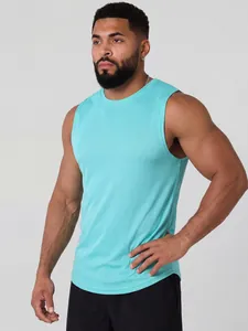 Dettaglio della canotta fitness in rete azzurra traspirante su modello muscoloso