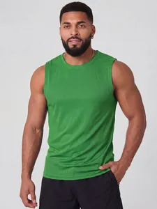 Dettaglio della trama in mesh traspirante di una canotta sportiva verde da uomo