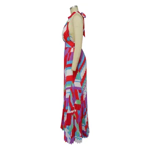 Πλαϊνή όψη ενός κομψού πλισέ μάξι φορέματος με δέσιμο στο λαιμό και γεωμετρικό σχέδιο