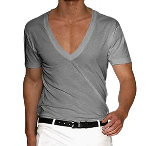 Détail d'un t-shirt homme coupe ajustée avec col en V profond et texture grise chinée