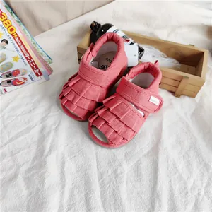 Detailansicht der rosa gerafften Babysandalen mit weichem Stoff und offenem Fischmund-Design