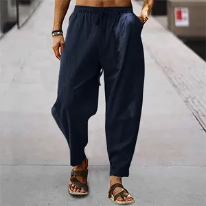 Detailaufnahme der dunkelblauen, lockeren Herren-Freizeithose aus Baumwolle und Leinenstoff