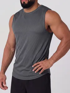 Primo piano di una canotta fitness da uomo in mesh traspirante grigio antracite.