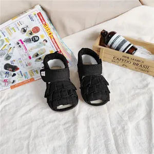 Detailansicht der schwarzen Prinzessinnen-Sandalen mit Rüschen für Kleinkinder