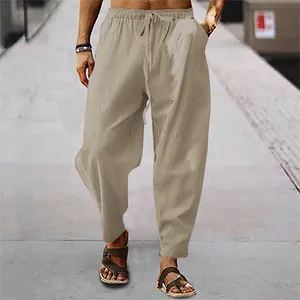 Vollansicht der lockeren Baumwoll-Leinen-Freizeithose für Herren im urbanen Look.