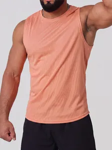 Primo piano di una canotta arancione in mesh traspirante per il fitness maschile