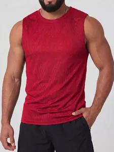 Dettaglio di una canotta sportiva rossa in mesh traspirante da uomo con design muscle fit