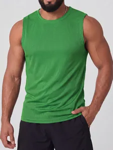 Dettaglio di una canotta sportiva verde in mesh che mostra la struttura traspirante.
