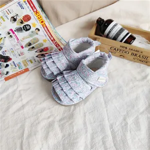 Detailansicht der Baby-Mädchen-Sandalen mit Blumenmuster und weicher Sohle von CONOCO