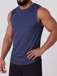 Vista dettagliata della canotta da uomo in mesh blu navy che mostra il tessuto traspirante