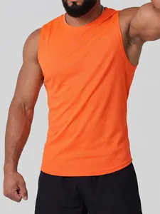 Dettaglio della canotta sportiva arancione in mesh a rapida asciugatura da uomo