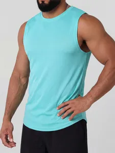 Dettaglio canotta sportiva da uomo in mesh traspirante blu ciano per allenamento in palestra