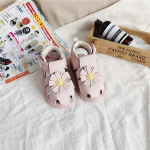 Nahaufnahme von rosa Kleinkinder-Prinzessin-Sandalen mit Gänseblümchen und weichem Leder