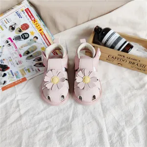 Süße rosa Kleinkind-Prinzessin-Sandalen mit großer Gänseblümchen-Blume und weicher Sohle