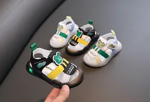 Detailansicht bunter Baby-Cartoon-Sandalen mit rutschfesten Sohlen und LED-Licht