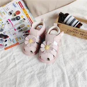 Weiche rosa Prinzessinnen-Sandalen für Babymädchen mit dekorativem Gänseblümchen-Detail
