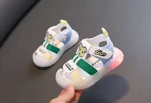 Detailaufnahme von Kleinkind-Sandalen mit Bären-Motiv und leuchtender LED-Sohle