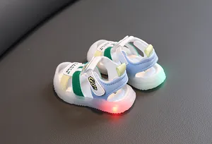 Nahaufnahme von Kleinkindersandalen mit bunten LED-Blinklichtern und rutschfesten Sohlen