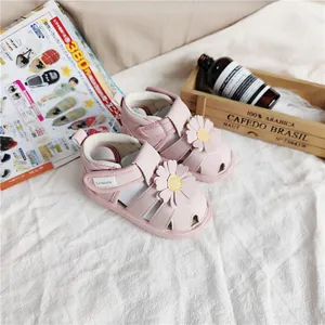 Detailansicht der rosa Prinzessinnen-Sandalen für Kleinkinder mit Gänseblümchen von CONOCO