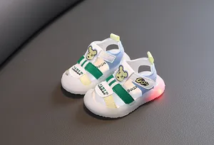 Detailaufnahme von Cartoon-Babysandalen mit leuchtender LED-Sohle und Bärenmotiv