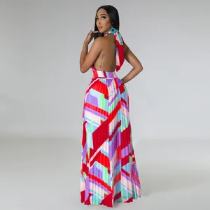 Λεπτομέρεια γεωμετρικού μοτίβου σε ένα εξώπλατο πλισέ μάξι φόρεμα με δέσιμο