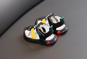 Detailansicht von leuchtenden Babysandalen mit roten LED-Sohlen und Klettverschluss