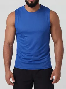 Dettaglio ravvicinato di una canotta sportiva blu elettrico traspirante in mesh da uomo