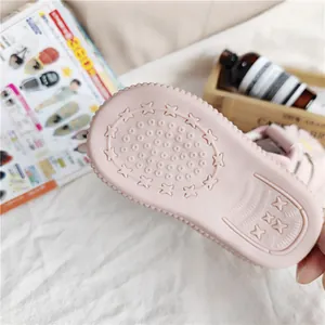 Weiche rutschfeste Sohle rosa Kleinkindersandalen mit Sternenmuster für Sicherheit