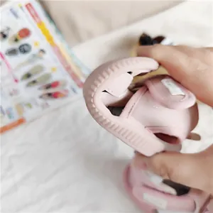 Flexible rosa Kleinkindersandalen für Mädchen mit weicher Sohle und Klettverschluss