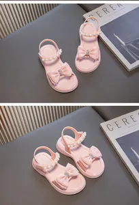 Detailansicht rosa Mädchen-Prinzessin-Sandalen mit Perlenriemen und Schleife