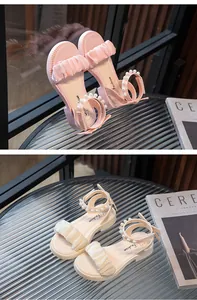 Détail de sandales de princesse pour filles avec volants et perles à la cheville