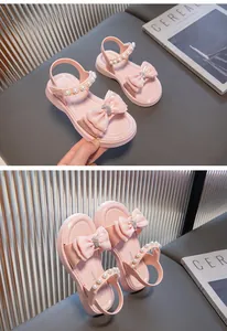 Detailansicht der rosa Mädchen-Sandalen mit Seidenschleife und Perlen für den Sommer