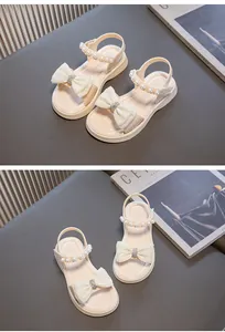 Elegante Mädchensandalen für den Sommer mit Perlenriemen und einer weichen Schleife.