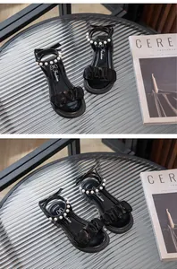 Vue détaillée des sandales noires pour filles avec perles et lanières plissées