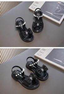 Detailansicht der schwarzen Mädchen-Prinzessin-Sandalen mit Perlen und einer Schleife