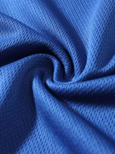 Vista macro del tessuto a rete blu traspirante per le canotte sportive da uomo
